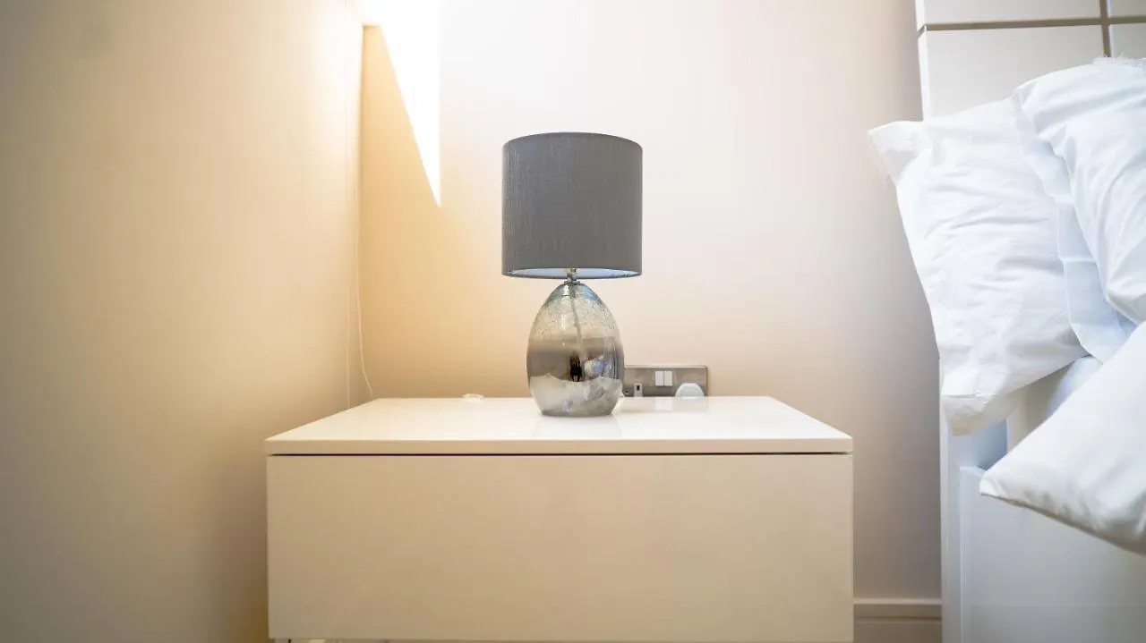 Comfy Spacious Apartment In Canary Wharf London
